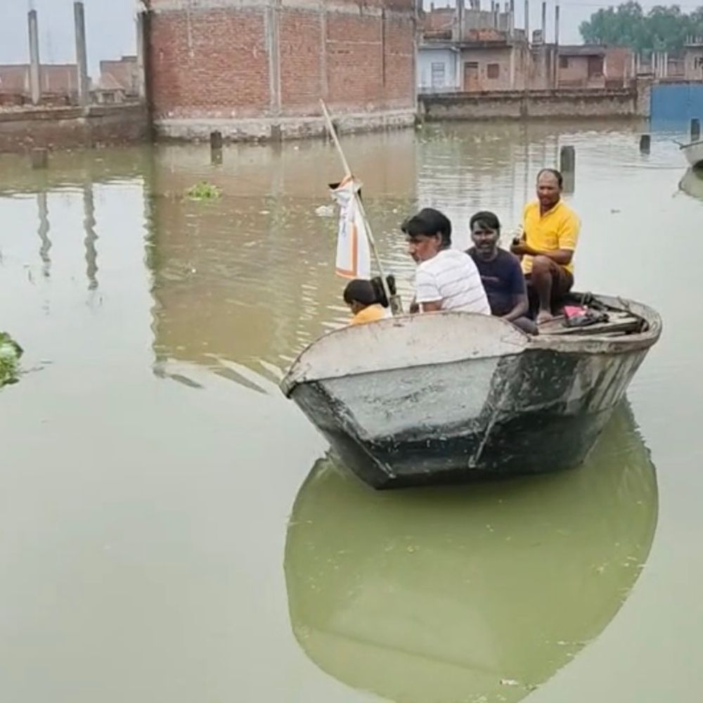 उन्नाव में गंगा का जलस्तर 22 सेंटीमीटर नीचे आया:बाढ़ प्रभावित इलाकों में राहत, पानी घटा तो कीचड़ और जलभराव ने बढ़ाई परेशानी