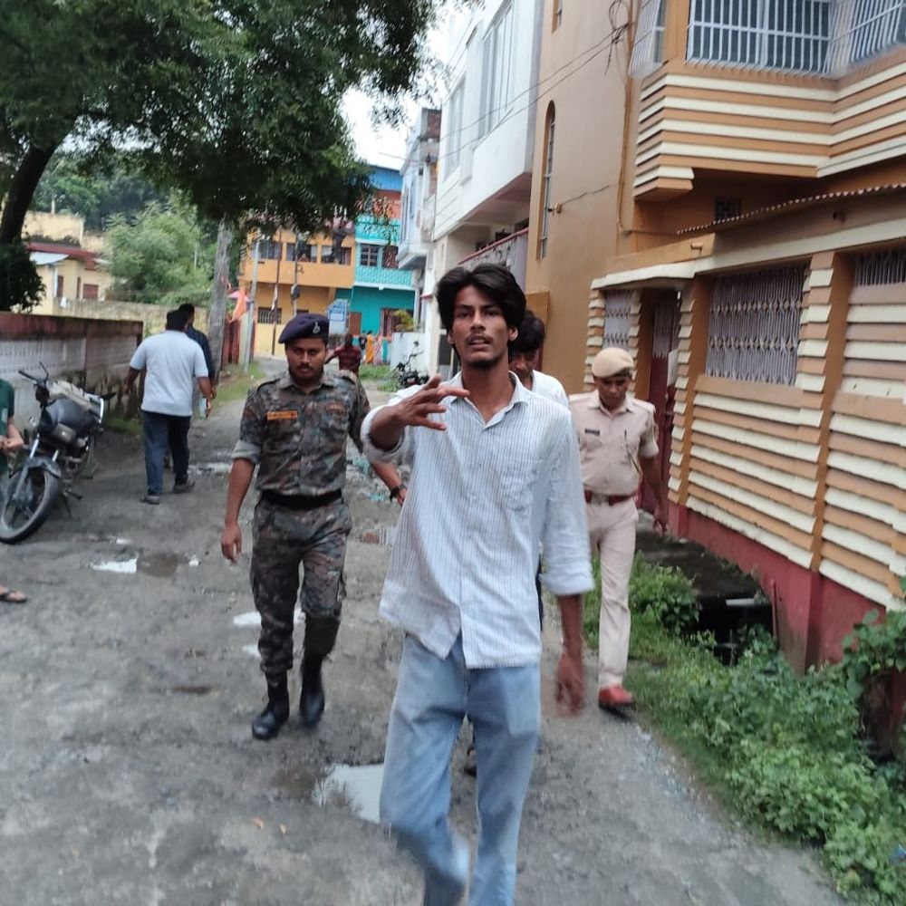 चंदा लेने निकले दुर्गा पूजा समिति के कोषाध्यक्ष पर हमला:किशनगंज में धक्का देकर सड़क पर गिराया, हाथ टूटा; एक्स-रे में फ्रैक्चर, अरेस्ट
