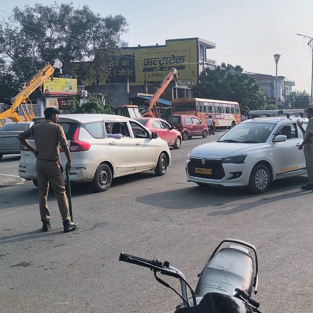 मैनपुरी-घिरोर मार्ग पर गैस टैंकर पलटा, रिसाव शुरू:पुलिस ने 2 किमी का इलाका सील किया, मथुरा-कानपुर से रेस्क्यू टीम बुलाई
