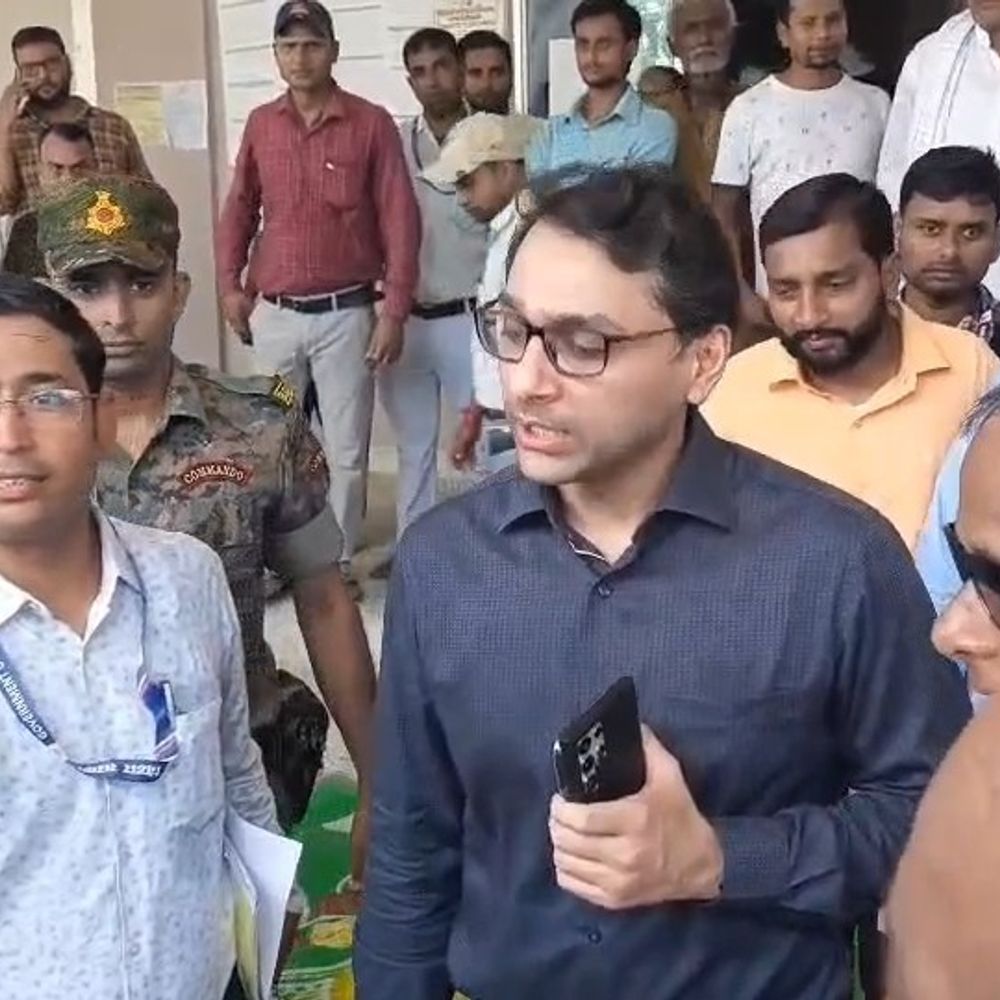 सीतामढ़ी DM ने प्रखंड कार्यालयों का सरप्राइज इंस्पेक्शन किया:पुलिसकर्मी की बेटी को स्कूल भेजने को कहा, बर्थ सर्टिफिकेट और अतिक्रमण की शिकायतें