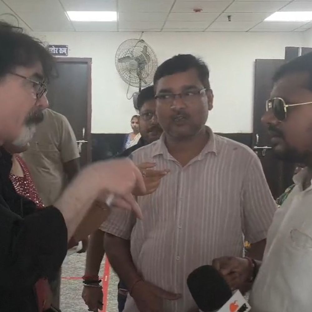 सहरसा सदर अस्पताल में पत्रकार से मारपीट, VIDEO:डिप्टी सुपरिटेंडेंट-स्वास्थ्यकर्मियों पर दौड़ा-दौड़ाकर पीटने का आरोप, बीमार बच्चे से बात करने के दौरान हंगामा