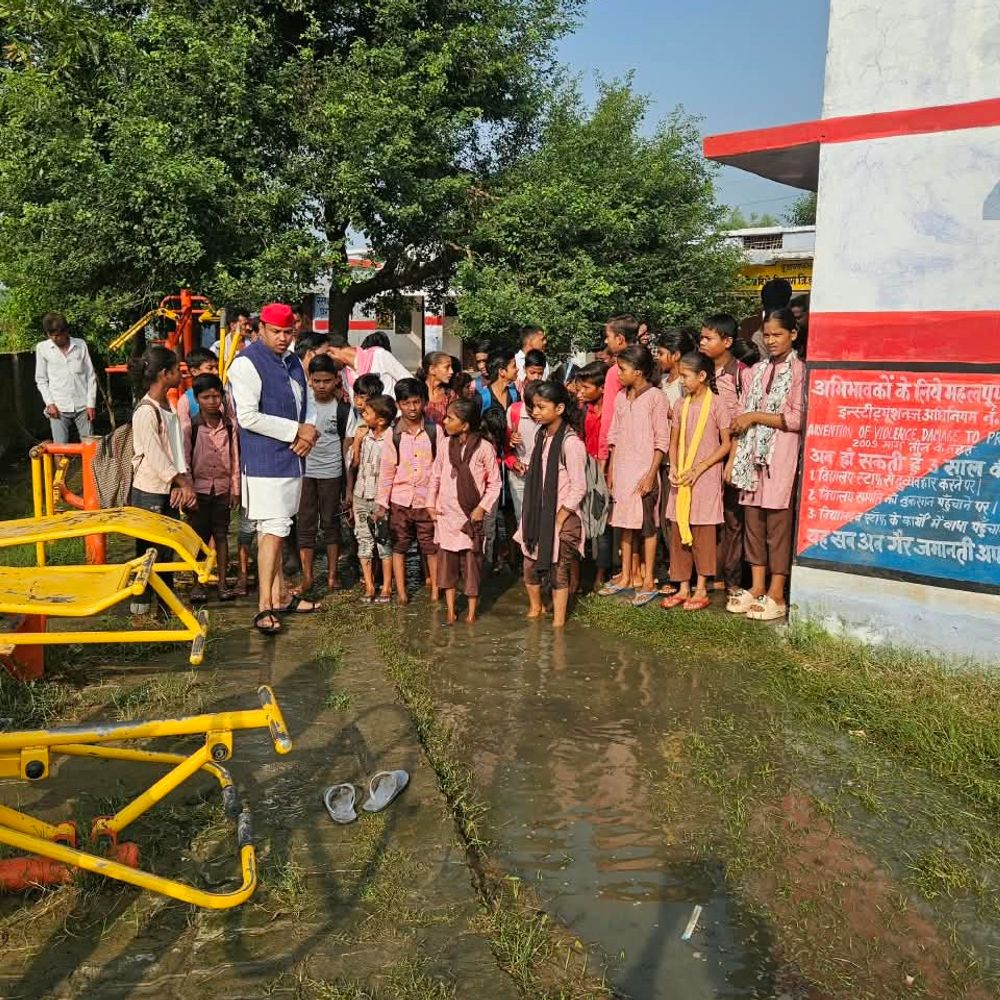 हरदोई में कीचड़ और जर्जर-भवन के बीच पढ़ रहे नौनिहाल,:बारिश से बदहाल स्कूल, सपा नेता ने डीएम को बताई समस्या