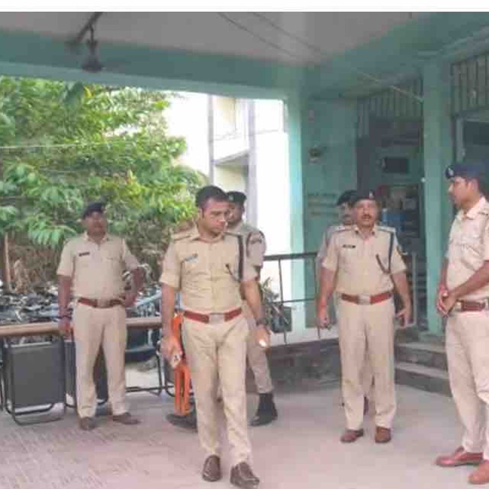 केसरिया तेजाब कांड में दोनों पक्षों पर FIR दर्ज:पुलिस ने बिट्टू सोनार के घर का ताला काटकर ली तलाशी, तेजाब की बोतल बरामद