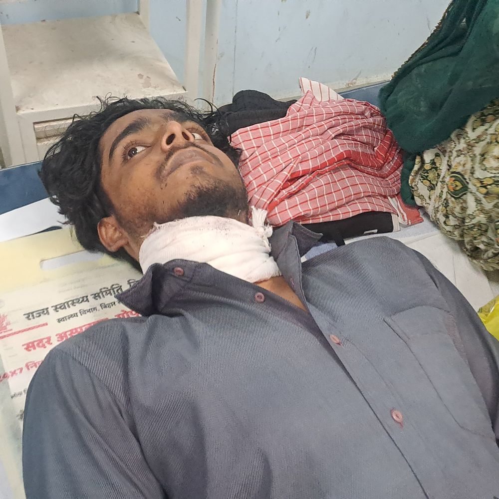 मोबाइल छीनने का विरोध करने पर छात्र पर हमला:गोपालगंज में गर्दन पर चाकू से हमला, हालत नाजुक