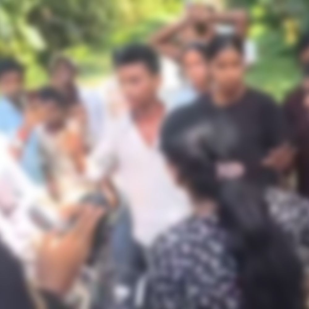 मधेपुरा- छात्रा से मिलने पहुंचे युवक को घेरा,VIDEO:बाइक की चाबी निकालने को लेकर बदसलूकी-हाथापाई,पुलिस बोली-‘शिकायत नहीं मिली’
