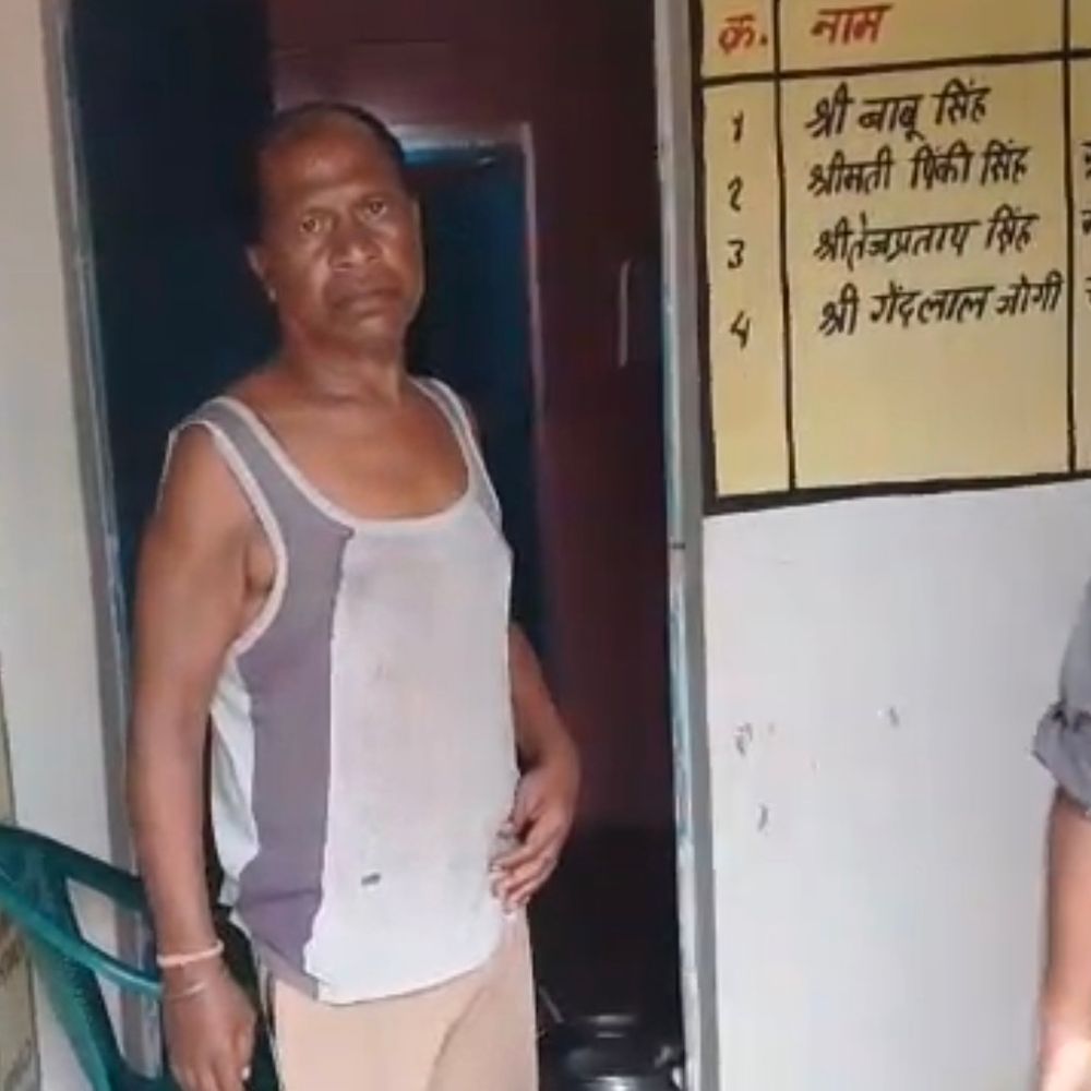 पंचायत भवन में पटवारी ने पी शराब, VIDEO:सरपंच के कमरे में मांस भी मिला; फॉर्मर ID के काम से आए ग्रामीणों से की अभद्रता
