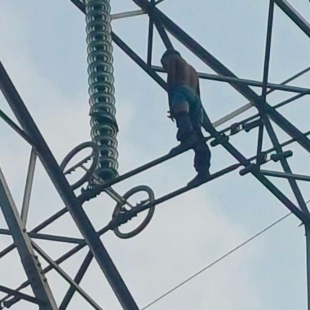 हाईटेंशन टावर पर चढ़ा युवक 180 फीट से गिरा:रायबरेली में तीन घंटे तक चला रेस्क्यू, गंभीर हालत में अस्पताल में भर्ती