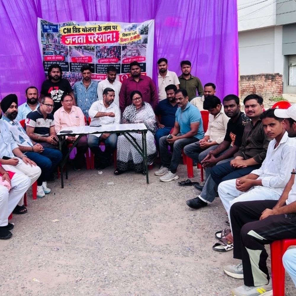 डीडी पुरम निर्माण कार्यों पर धरना:सपा नेताओं ने उठाई अव्यवस्थाओं की शिकायत, जाम से व्यापारी परेशान