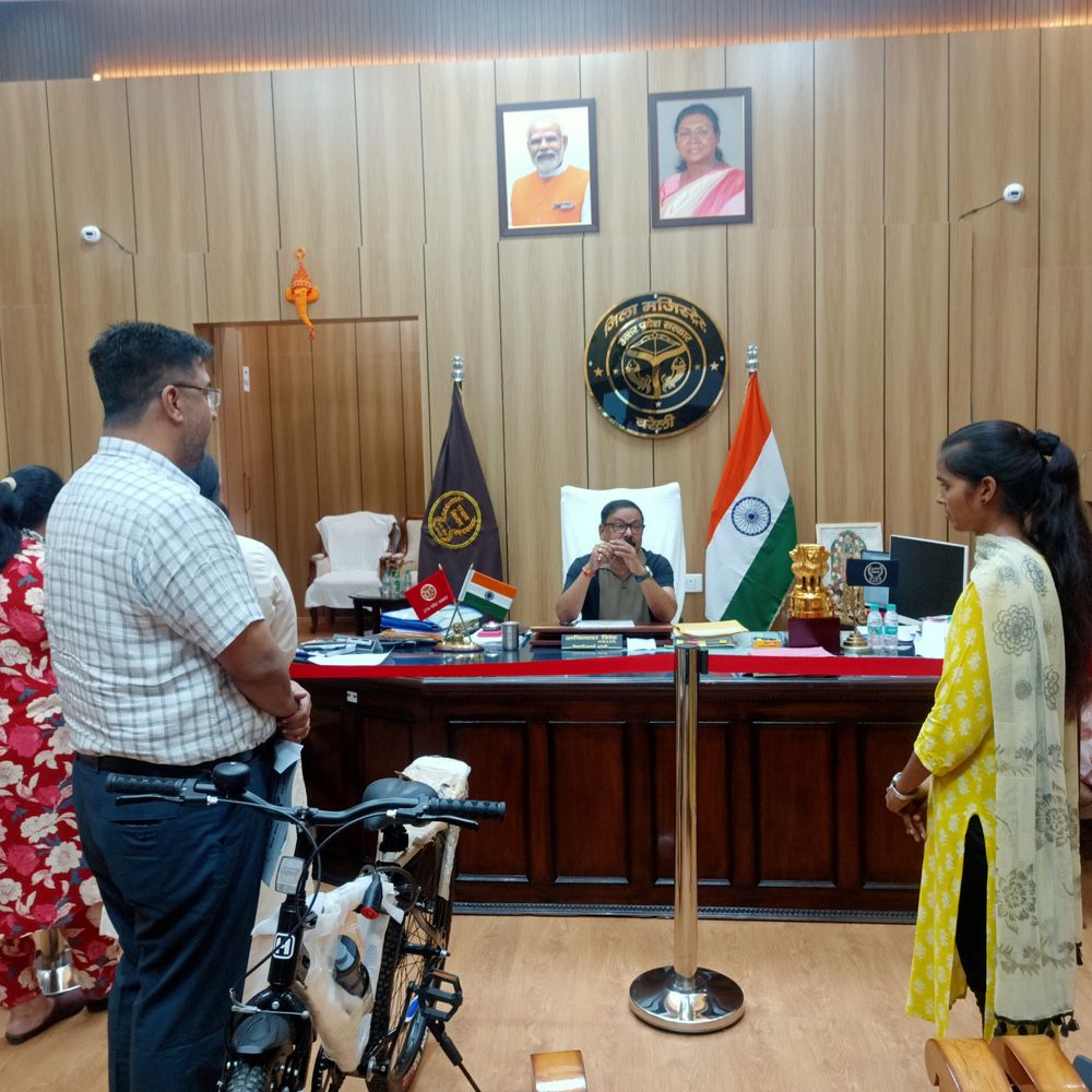 साइकिल चोरी होने से परेशान थी छात्रा:डीएम ने खुद बाजार ले जाकर दिलवाई साइकिल, तीन महीने से आने-जाने में हो रही थी परेशानी