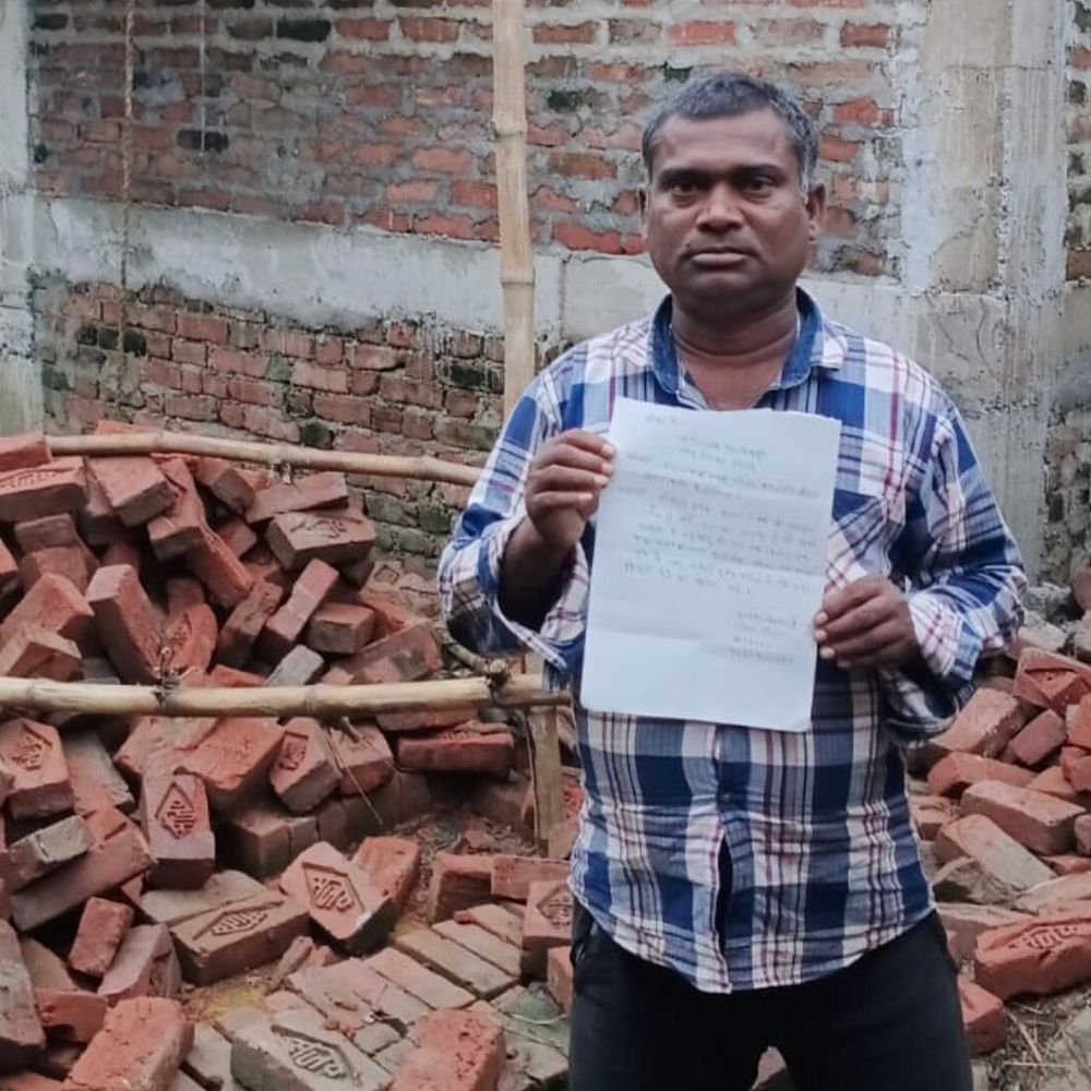 रामगढ़ में पीएम आवास योजना की दूसरी किस्त अटकी:ग्रामीण अधूरे आशियाने में तिरपाल के सहारे रहने को मजबूर, अधिकारी को सौंपा आवेदन
