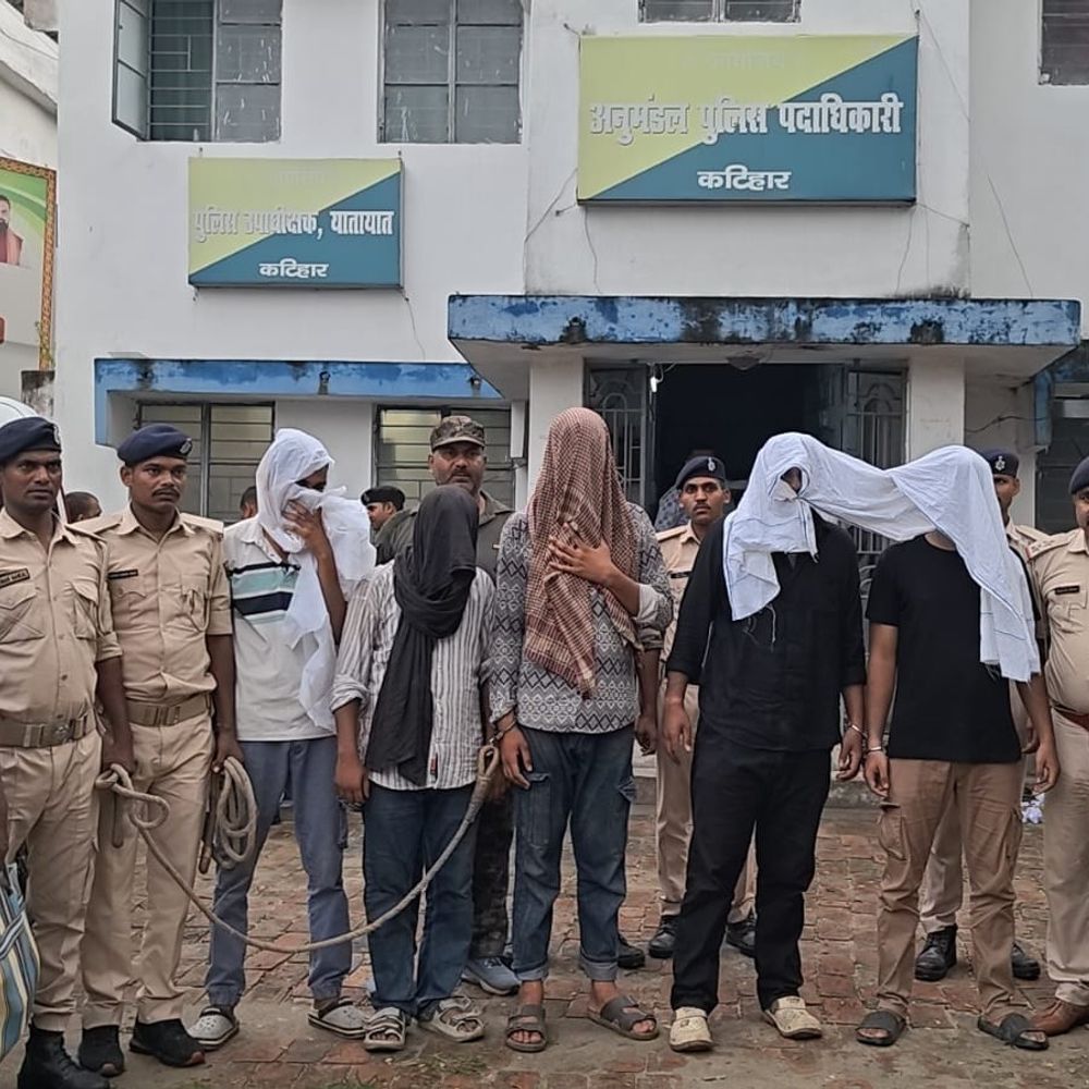 फायरिंग केस का 1 घंटे में खुलासा, 5 गिरफ्तार:कटिहार में पुलिस ने पिस्टल, 2 मैगजीन, 9 जिंदा कारतूस और 3 बाइक बरामद की