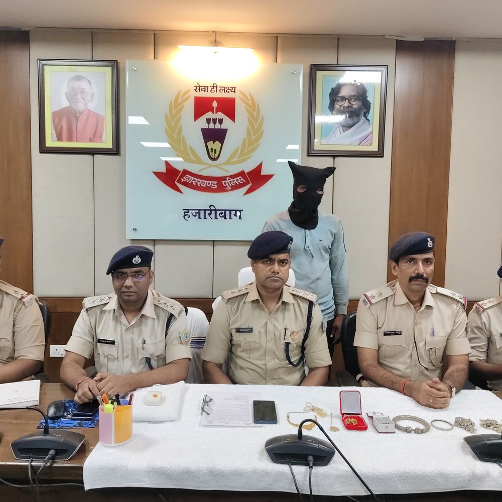 हजारीबाग में बंद घर से चोरी का मुख्य आरोपी गिरफ्तार:पुलिस ने 29 ग्राम सोना और 450 ग्राम चांदी के आभूषण बरामद किए, दूसरे की तलाश जारी