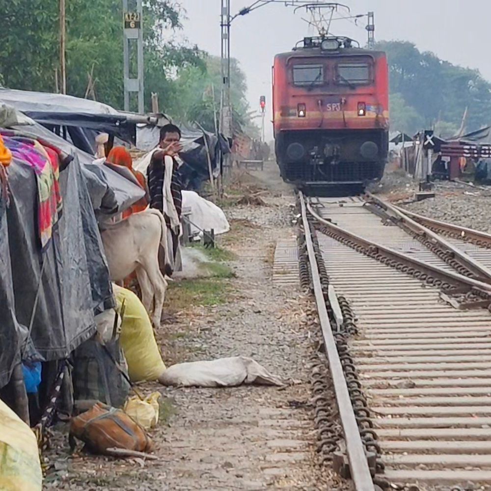 गंगा के कटाव से उजड़े परिवारों का रेलवे ट्रैक ठिकाना:प्लास्टिक के नीचे कर रहे गुजारा; विस्थापितों ने सुरक्षित जगह-राहत की मांग की