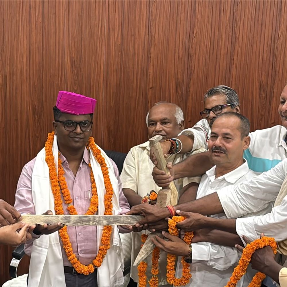 खगड़िया में किसानों ने इंजीनियर को हल देकर सम्मानित किया:9 साल से अटका ₹10 करोड़ मुआवजा दिलाने में मदद; 2 नए सूलीस बनाने की तैयारी