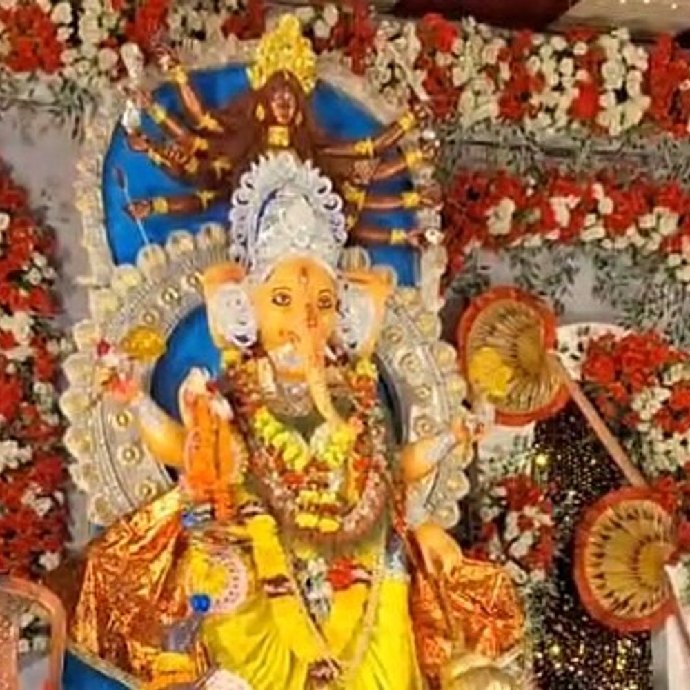 अररिया में गणेश महोत्सव की नवमी पर भव्य महाआरती:बनारस की तर्ज पर गंगा आरती; पंडालों में उमड़ी श्रद्धालुओं की भीड़