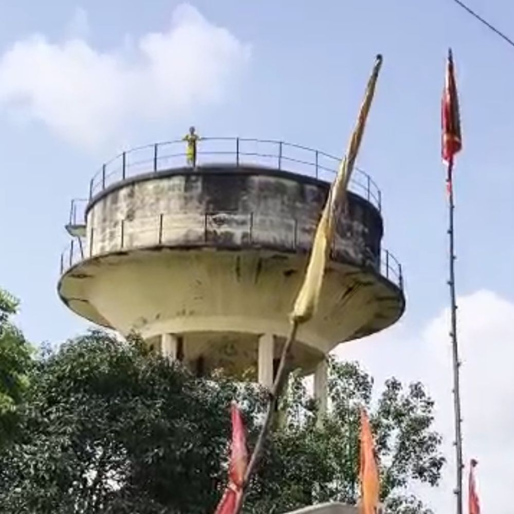 औरैया में पानी की टंकी पर चढ़ी युवती:जमीन विवाद में कार्रवाई और न्याय की मांग; डेढ़ घंटे बाद पुलिस ने सुरक्षित उतारा