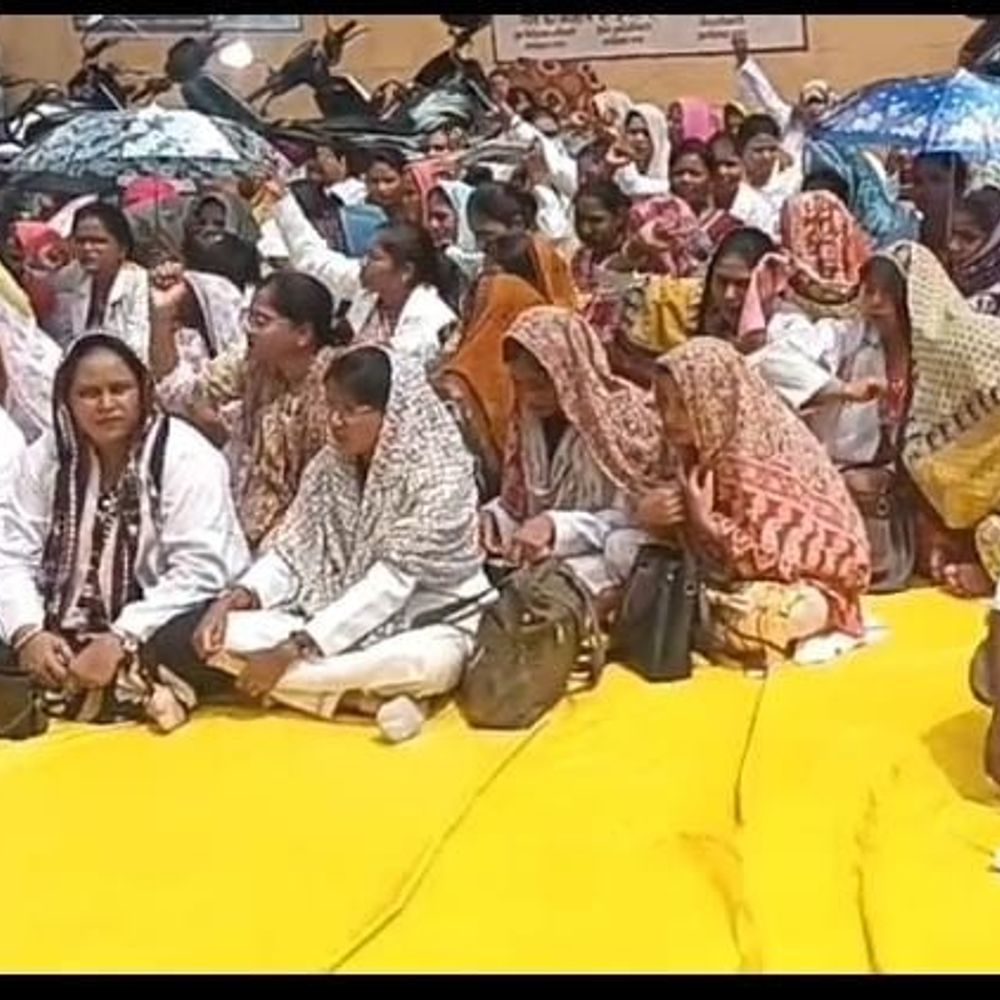 अम्बेडकरनगर में बकाया वेतन के लिए सीएचओ का प्रदर्शन:अगस्त 2025 से अटके वेतन-भुगतान, सीएमओ कार्यालय पहुंचकर जताई नाराजगी