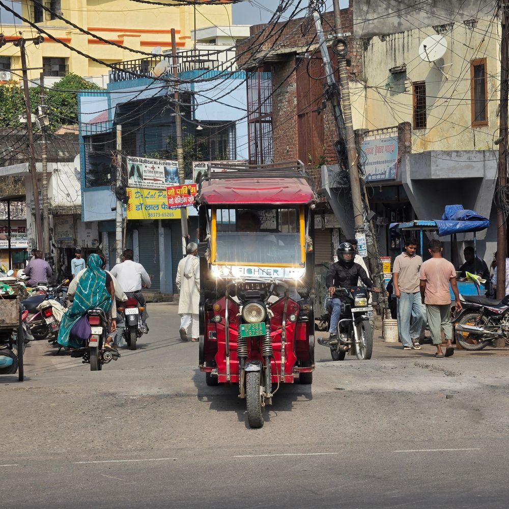 संभल में तेज धूप से बढ़ी गर्मी, बारिश का अलर्ट:संक्रमण से जिला अस्पताल में 50 से ज्यादा मरीज भर्ती