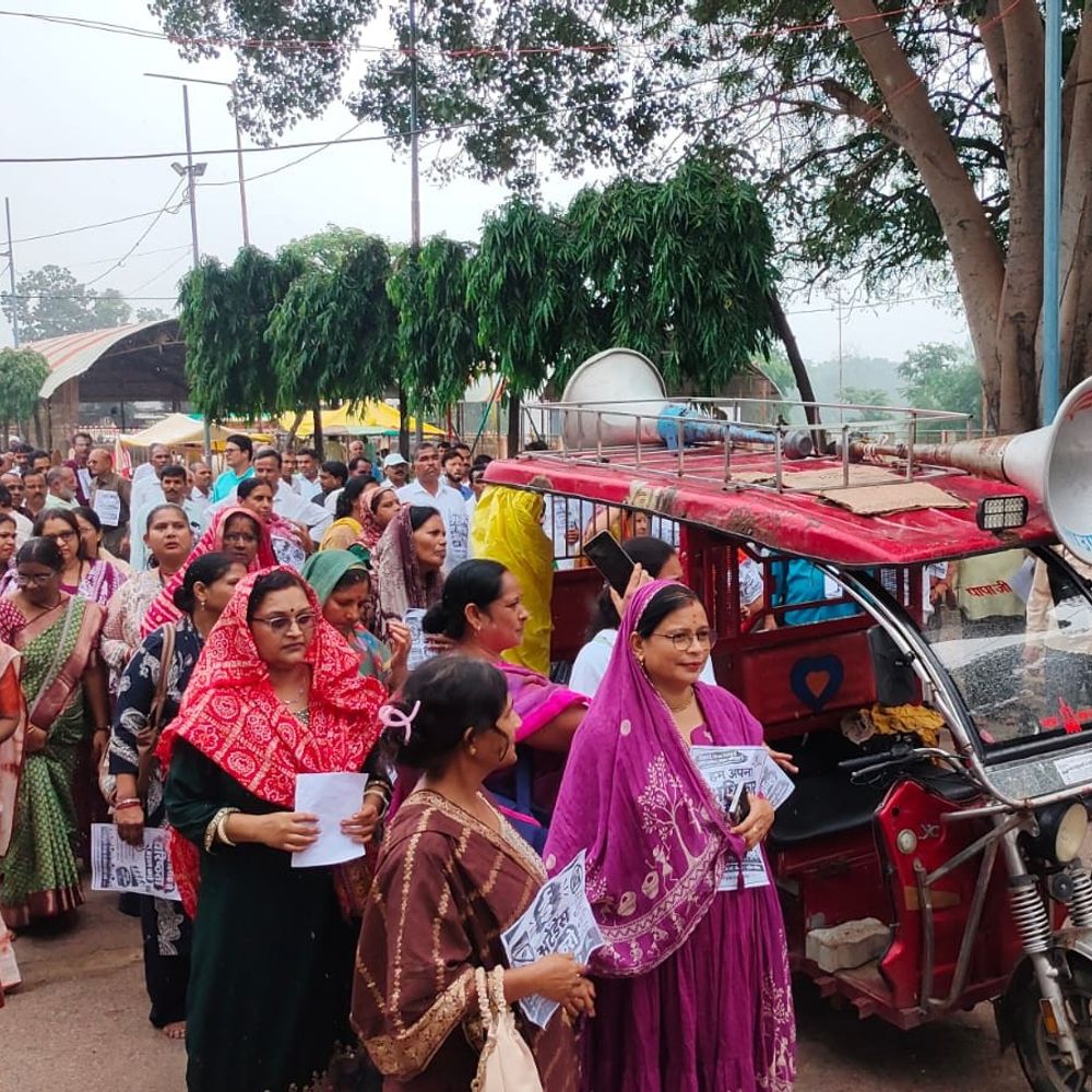 टीकमगढ़ में TET के विरोध में शिक्षक संघ का प्रदर्शन:रैली निकालकर नारेबाजी की, कुंडेश्वर में भोलेनाथ को ज्ञापन सौंपा, पुरानी पेंशन बहाली की मांग