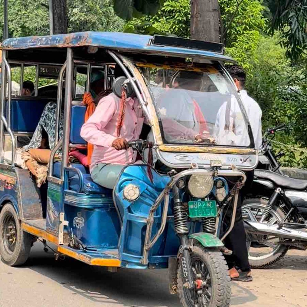बेटी के इलाज को पिता ने डीएम-ऑफिस के चक्कर काटे:जमा पूंजी खत्म होने पर इलाज के लिए प्रशासन से मदद मांगी