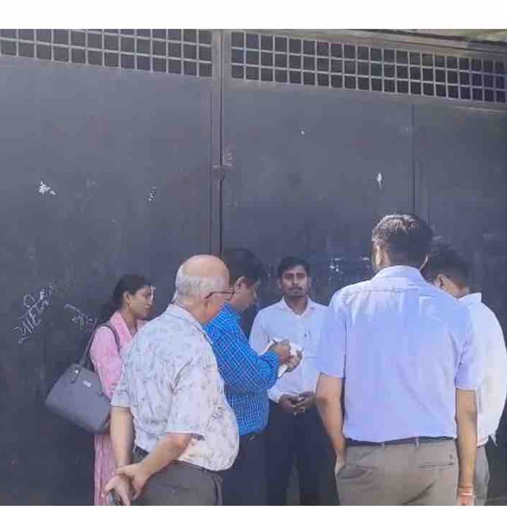 सील तरुण खाद बीज भंडार की जांच करने पहुंची टीम:फर्टिलाइजर ब्लैक मार्केटिंग पर पटना से आए अधिकारियों ने की इन्वेस्टीगेशन