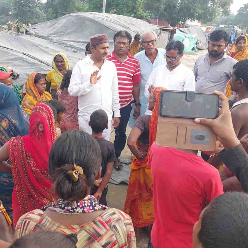 सांसद प्रतिनिधि ने कुरसेला का किया दौरा:कांग्रेस नेताओं के साथ बाढ़ प्रभावित इलाकों जायजा लिया
