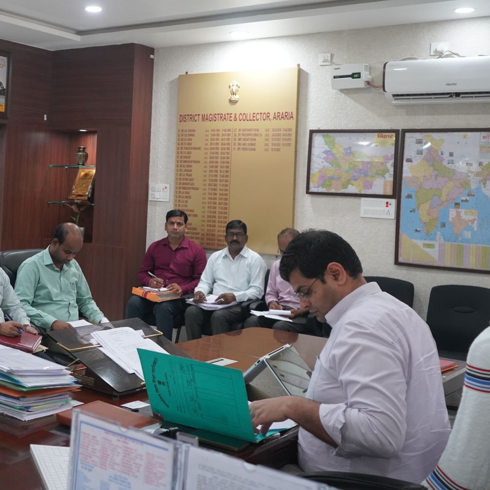 DM का शिक्षकों के वेतन, मिड-डे मील पर सख्त निर्देश:अररिया में मॉडल स्कूलों के संचालन और स्कूलों में साफ-सफाई पर चर्चा