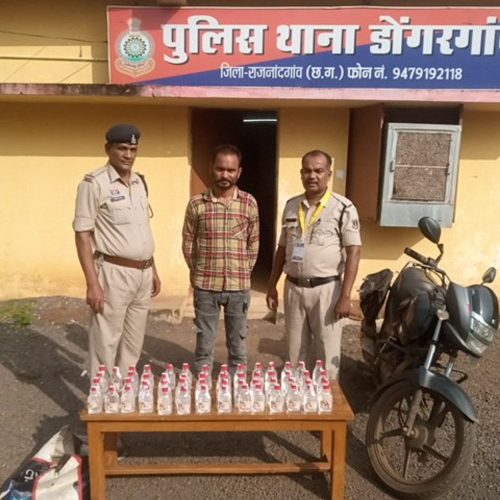 डोंगरगांव में 58 पौवा देशी शराब के साथ आरोपी गिरफ्तार:बाइक से शराब ले जा रहा था आरोपी, पुलिस ने घेराबंदी कर पकड़ा; मोटरसाइकिल जब्त