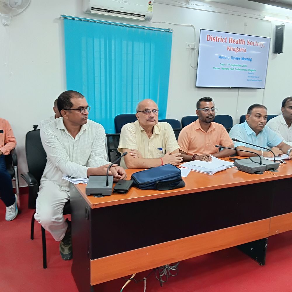 डीएम बोले-‘अंतिम व्यक्ति तक पहुंचे बेहतर इलाज’:खगड़िया में टीबी उन्मूलन, एनीमिया, एनसीडी स्क्रीनिंग और आयुष्मान कार्ड की प्रगति पर समीक्षा