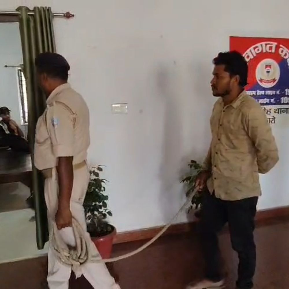 आपत्तिजनक फोटो वायरल करने की धमकी देने वाला आरोपी गिरफ्तार:बोकारो में 3 महीने से फरार था पूर्व पति, दूसरी शादी के बाद दे रहा था धमकी