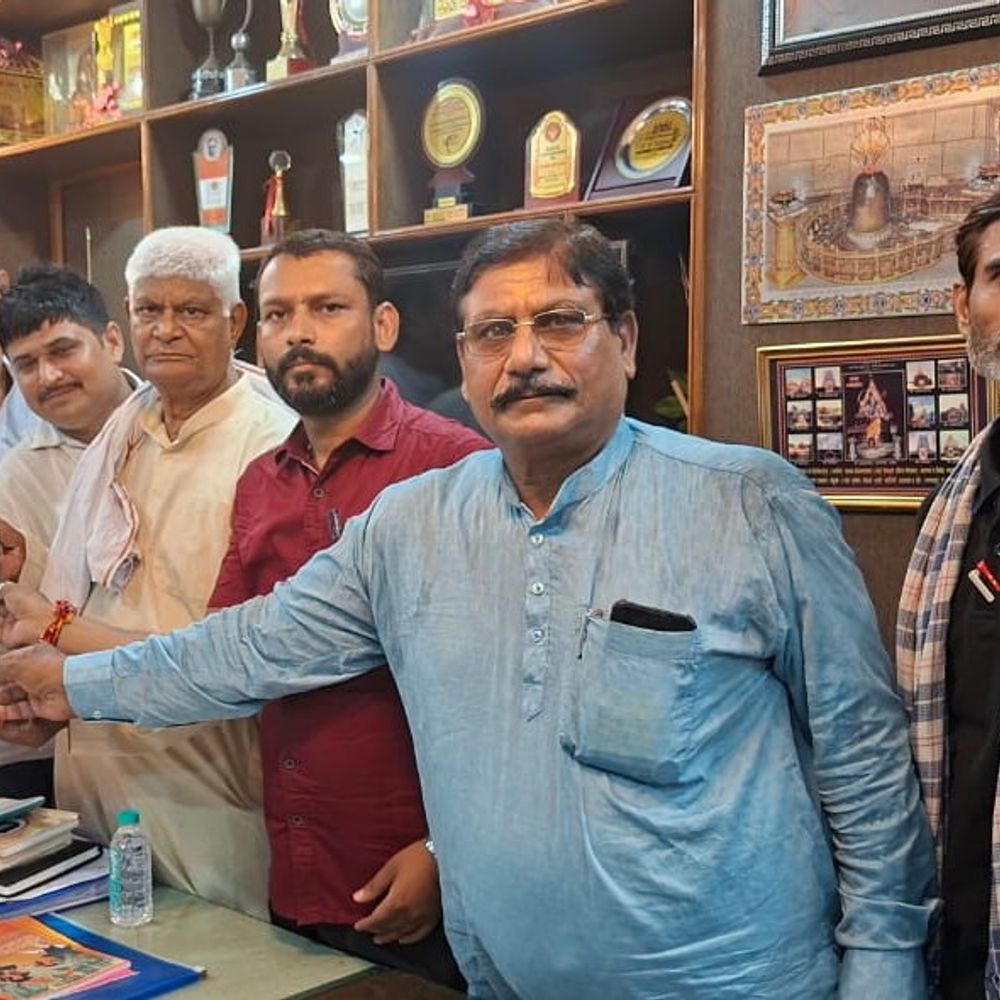 सिमरिया गोलंबर पर दिनकर की प्रतिमा लगाने की मांग:संघर्ष समिति ने दो विधायकों को सौंपा ज्ञापन
