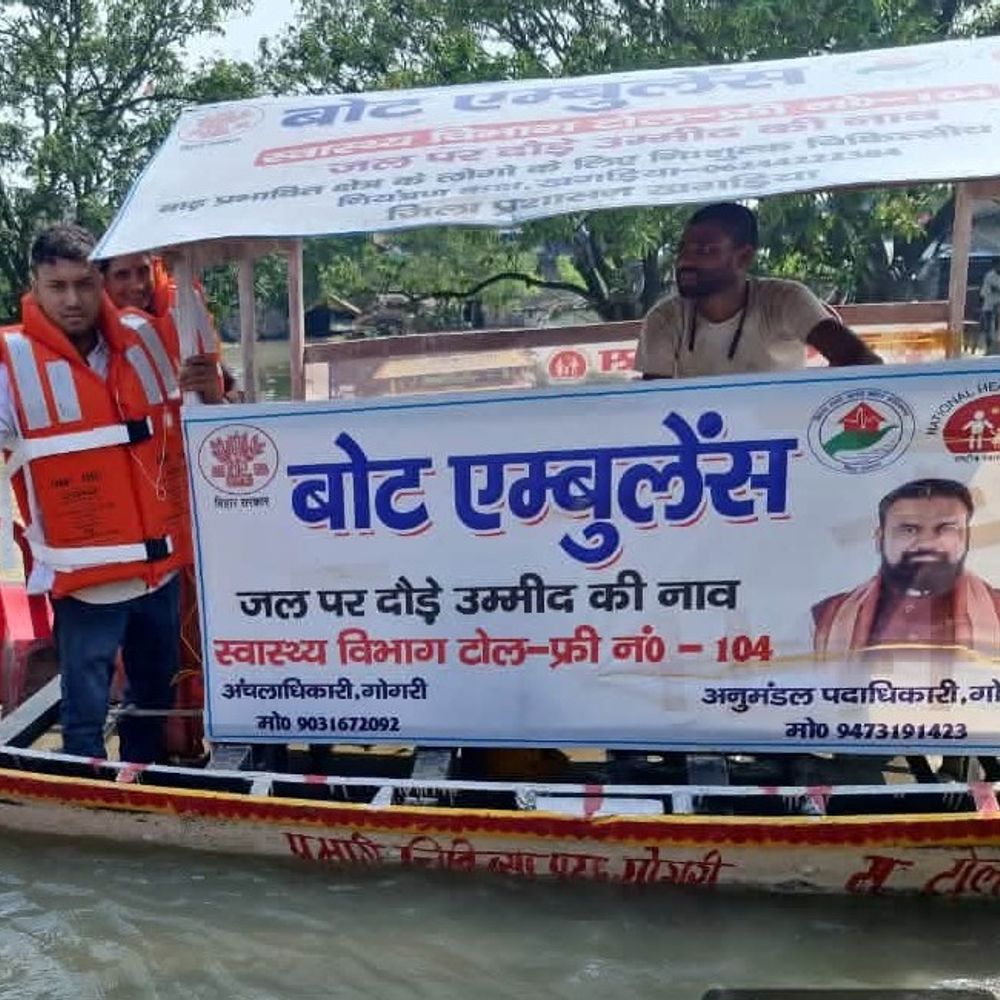फ्लोटिंग क्लिनिक से 1300 से ज्यादा मरीजों का इलाज:खगड़िया में बाढ़ के बीच बोट एंबुलेंस से पहुंचाए जा रहे मरीज; OPD-IPD की सुविधा