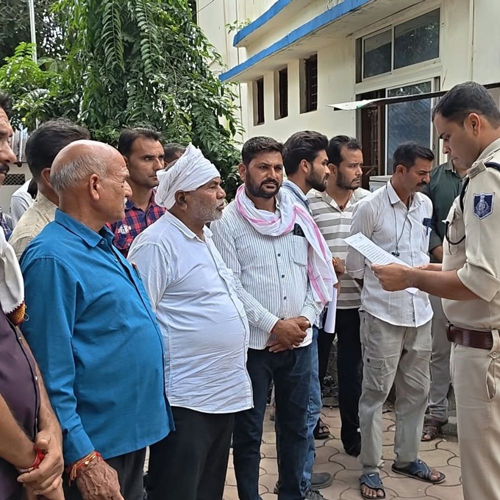 केबल चोरी से परेशान किसानों ने पुलिस को ज्ञापन सौंपा:महगवां कला समेत कई गांवों में हुई चोरी, आरोपियों और खरीदारों पर कार्रवाई की मांग