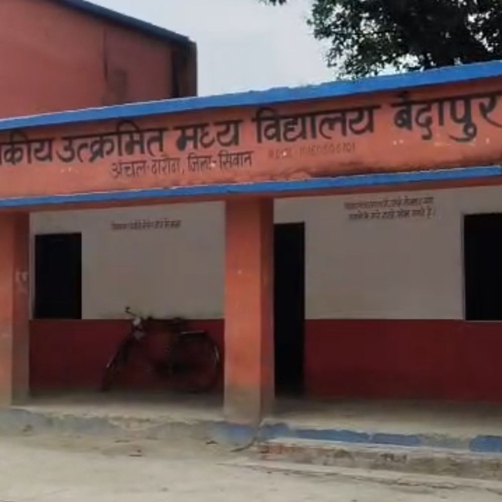 सीवान के स्कूल में बेंच तोड़कर चूल्हे में जलाई:बच्चों का मिड-डे मील पकाया, वीडियो वायरल, रसोइया बोली- लकड़ी नहीं थी