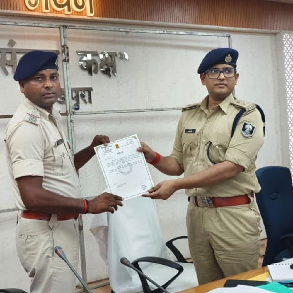 SP हिमांशु ने त्योहारों के लिए पुलिस को किया अलर्ट:अच्छा काम करने वाले पुलिसकर्मी सम्मानित, शिकायतों के तुरंत निपटारे पर फोकस