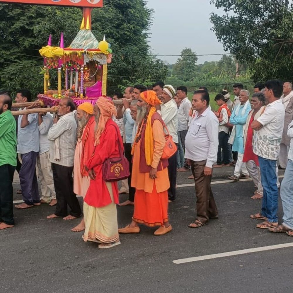मुड़िया गांव में 160 साल पुरानी कंस वध परंपरा:2 से 3 घंटे चला सांकेतिक युद्ध; बांस की लाठियों से दोनों दल लड़े