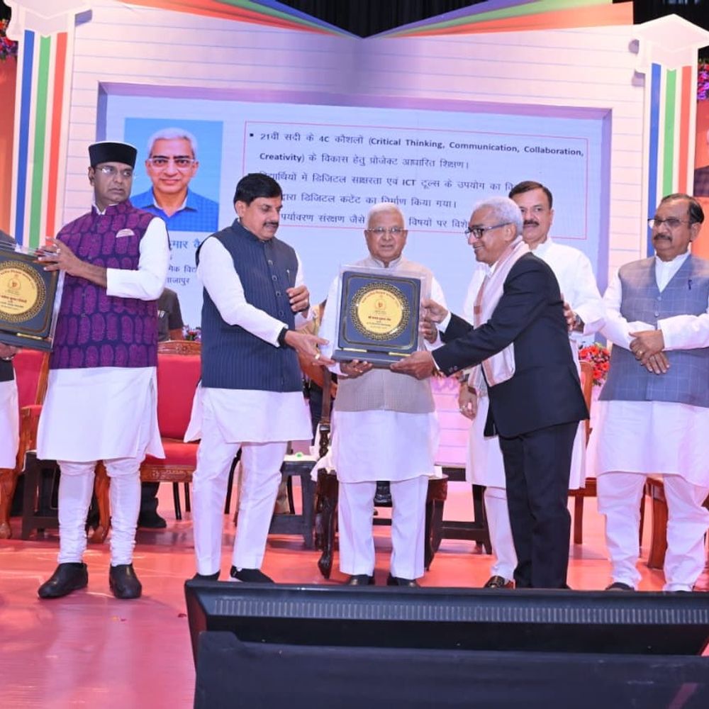 स्कूल प्रभारी हेमंत वैद्य को सीएम ने किया सम्मानित:शाजापुर में स्कूल में सोलर प्लांट, आधुनिक कंप्यूटर लैब, स्मार्ट बोर्ड लगवाने पर मिला प्रशस्ति पत्र