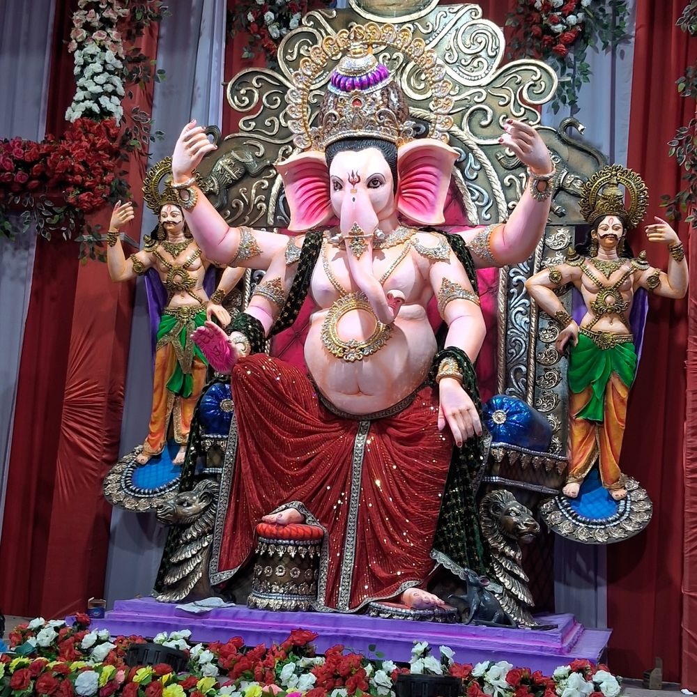 अलीगंज में 60 फीट ऊंचे पंडाल में विराजे गजानन:झारखंड-बंगाल के कारीगरों ने मूर्ति बनाया, दर्शन के लिए श्रद्धालु उमड़े