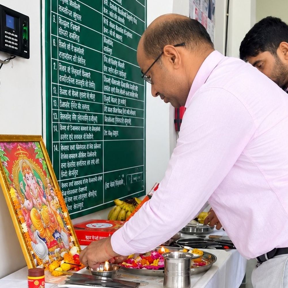 फतेहपुर में मनाया गया विश्वकर्मा दिवस:कर्मचारियों ने की मशीनों व उपकरणों की पूजा; लिया सुरक्षा का संकल्प