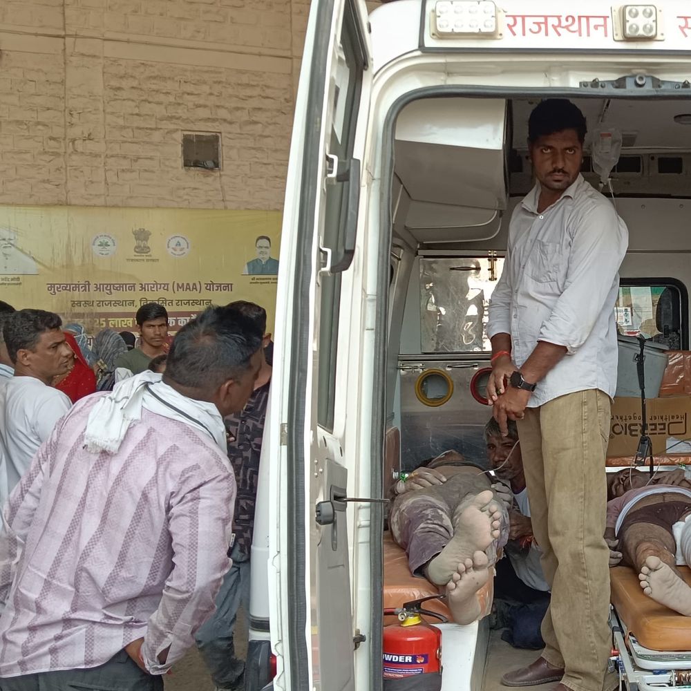 होद की खुदाई के दौरान मिट्टी की दीवार ढही:4 मजदूर मलबे में दबे, 2 की हालत गंभीर; डीडवाना रेफर