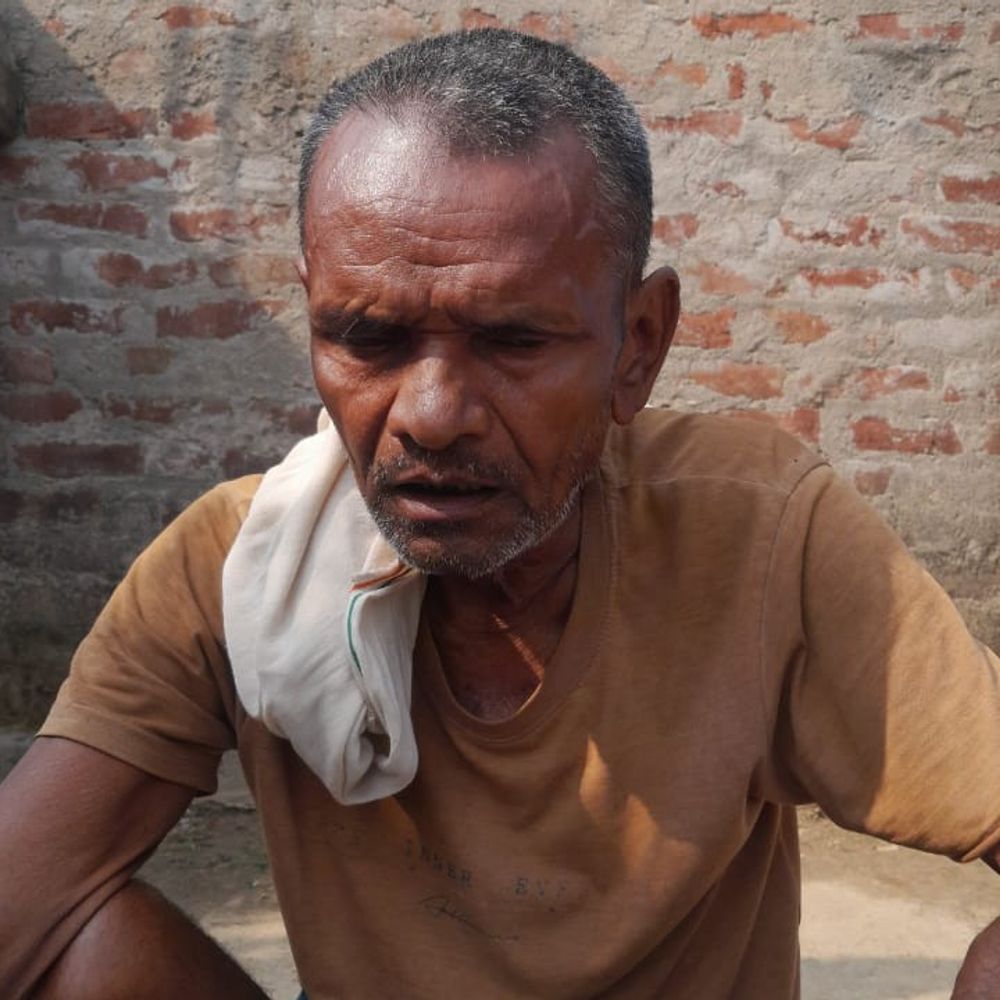 शौच के लिए गए बुजुर्ग की पइन में डूबकर मौत:गांव से करीब 500 मीटर दूर हादसा, पुलिस ने शव पोस्टमार्टम को भेजा
