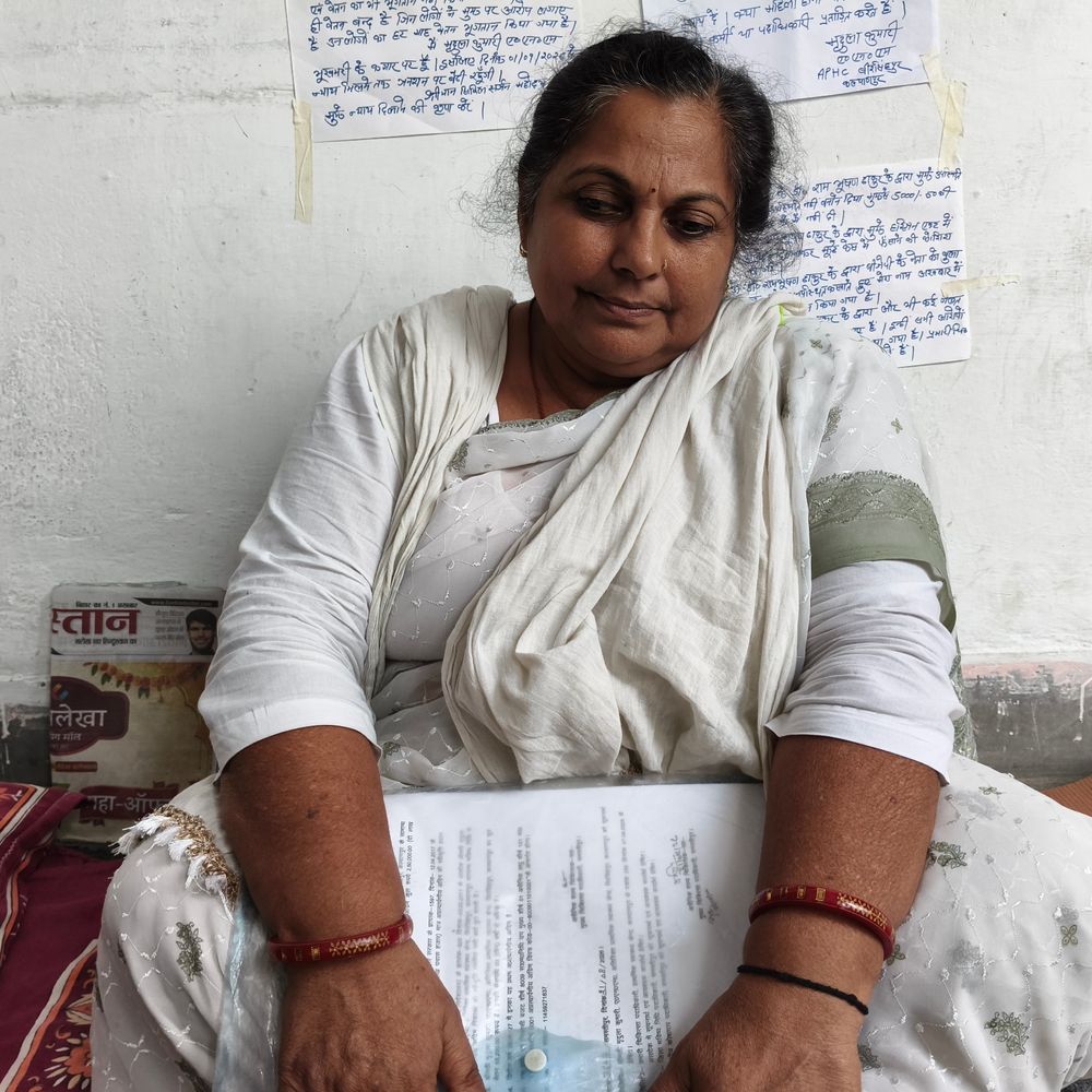 सीएस कार्यालय के पास एएनएम ने शुरू किया अनशन:4 महीने से नहीं मिली सैलरी, स्वास्थ्य विभाग में 25 साल से कर रहीं काम