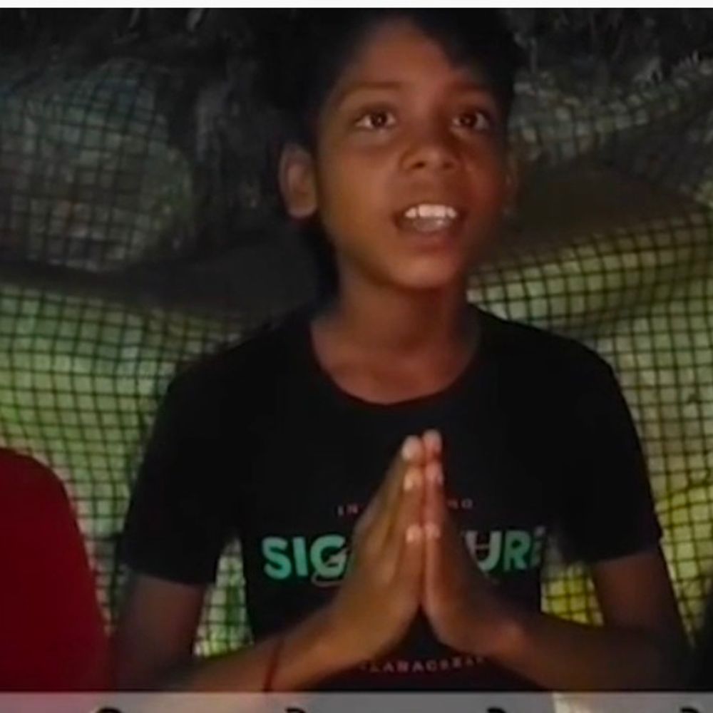 कौशांबी में स्ट्रीट लाइट के लिए बच्चों ने बनाया वीडियो:बोले- रात में पढ़ने में होती है दिक्कत, डीएम से लाइट लगवाने की मांग