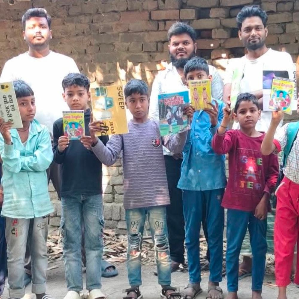 एबीवीपी ने जरूरतमंद बच्चों को बांटी पढ़ाई की सामग्री:शिक्षा के प्रति जागरूकता बढ़ाने और वंचित बच्चों की मदद का लिया संकल्प