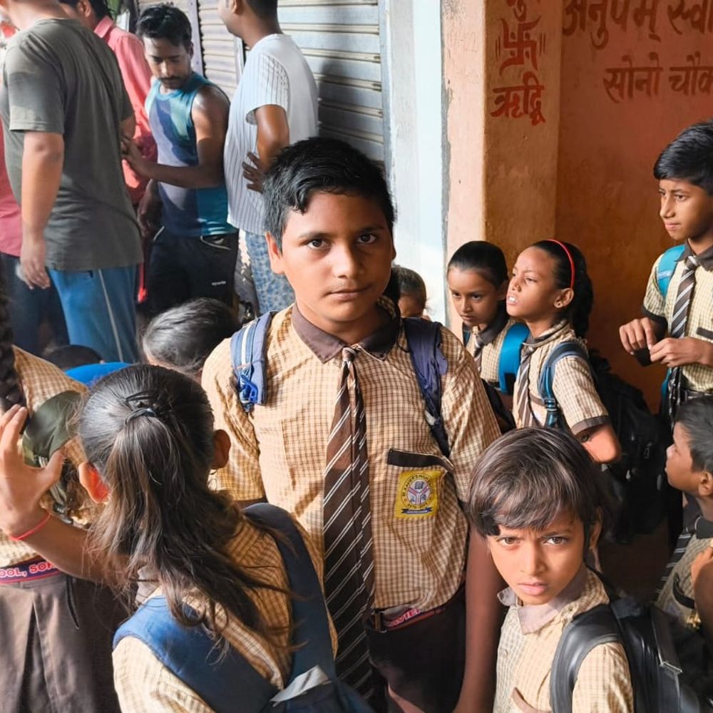 बच्चों से भरी स्कूल वैन की बैटरी फटी, 6 घायल:जमुई में क्षमता से अधिक बच्चे सवार थे, स्थानीय लोगों ने अस्पताल पहुंचाया, 2 गंभीर रूप से जख्मी