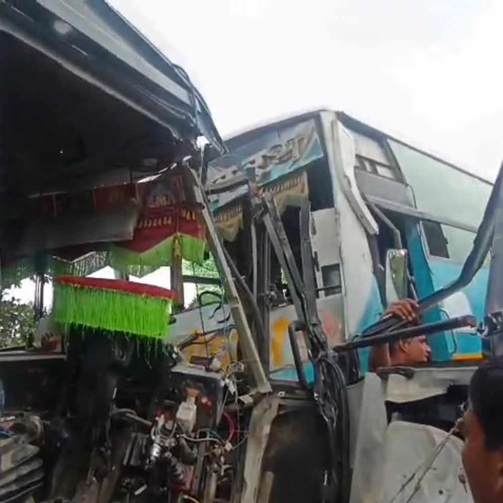 सीतामढ़ी-मुजफ्फरपुर NH-77 पर 2 बसों की टक्कर, चालक की मौत:24 यात्री घायल; SKMCH रेफर, गैस कटर से काटकर निकाला शव