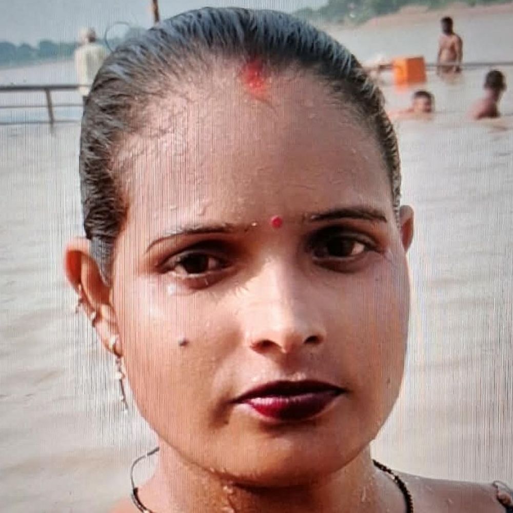 आजमगढ़ में फंदे से लटककर विवाहिता की मौत:3 महीने पहले पति को छोड़कर देवर के साथ गई थी मुंबई