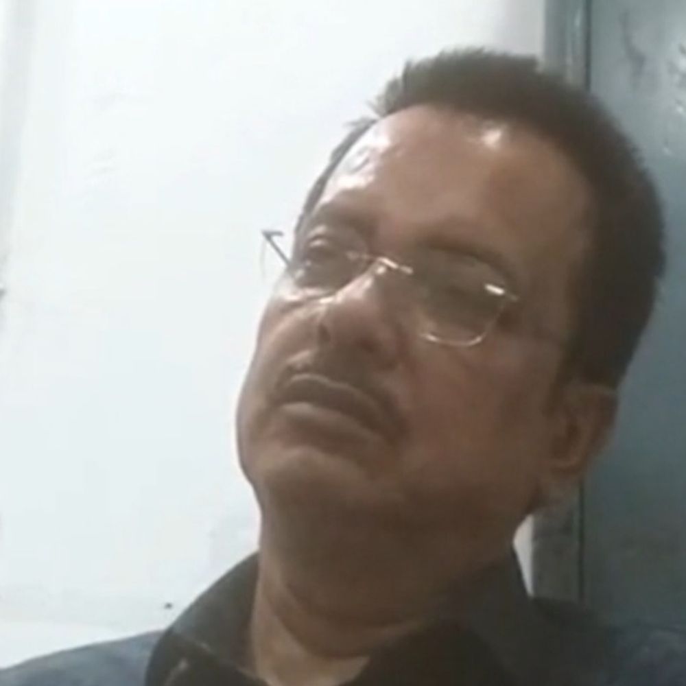 आजमगढ़ में रिटायर सहायक लेखाकार पर FIR:विधायक निधि के कथित कमीशन का वीडियो सामने आया था
