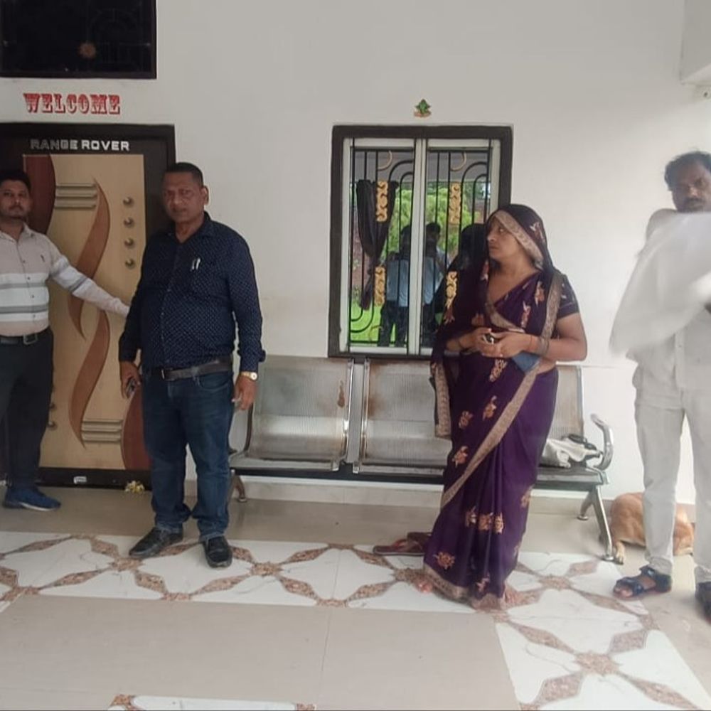 आजमगढ़ में महिला की मौत के बाद निजी क्लीनिक सील:स्वास्थ्य विभाग ने शुरू की जांच, एक दिन पूर्व हुई थी महिला की मौत