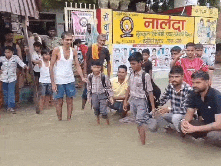 बारिश से सड़कें बनीं तालाब, घरों में घुसा पानी:गोहद में पानी में बैठकर लोगों ने किया प्रदर्शन, भिंड-लहार में भी जलभराव